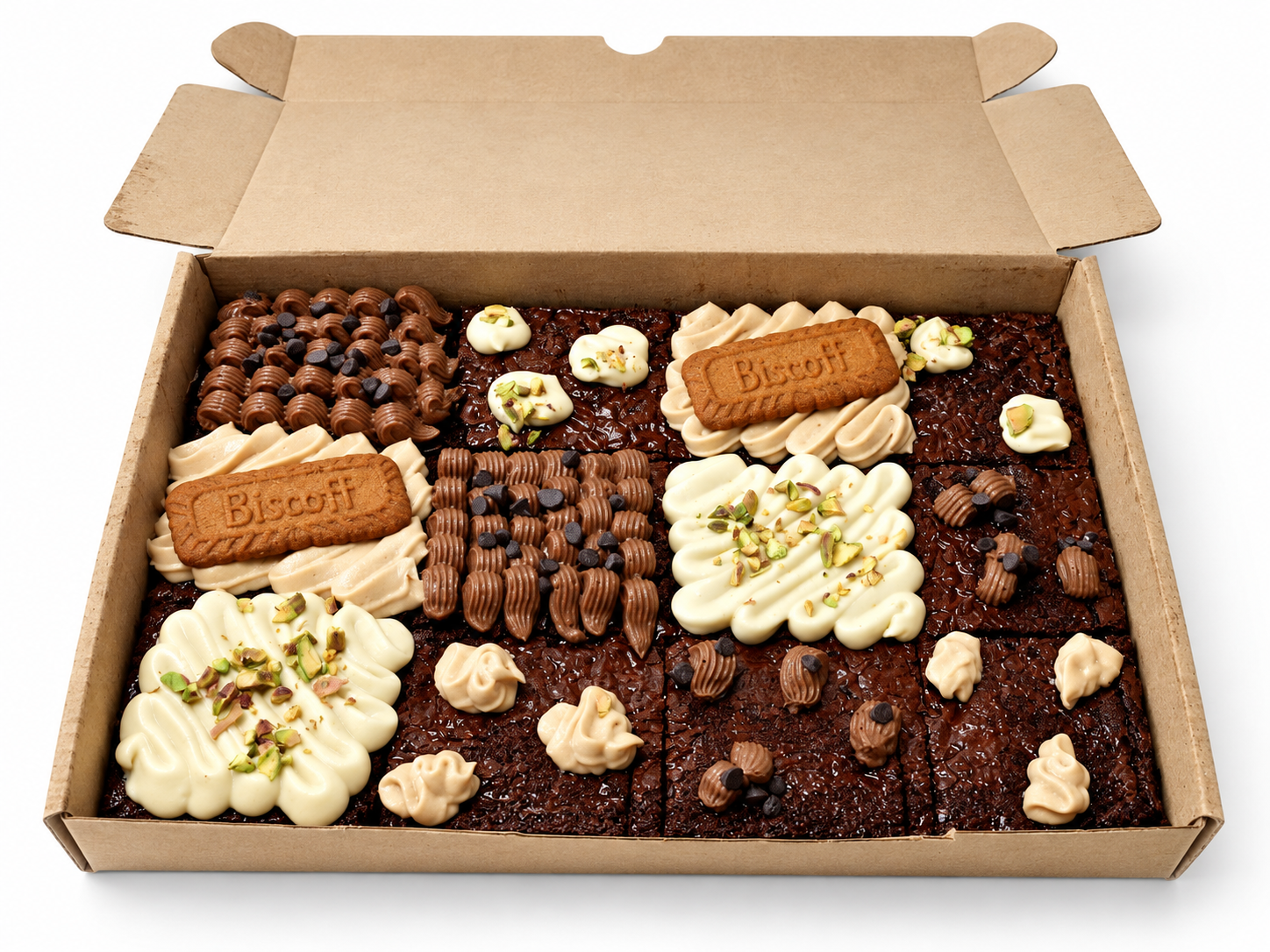 Brownies decorados con cremas, galletas y pistachos